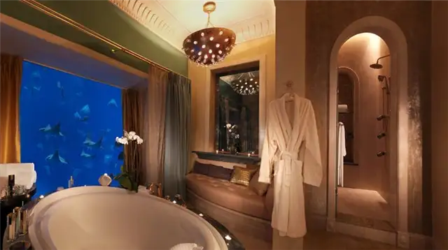 Дубайский отель Atlantis, The Palm Подводная ванная комната