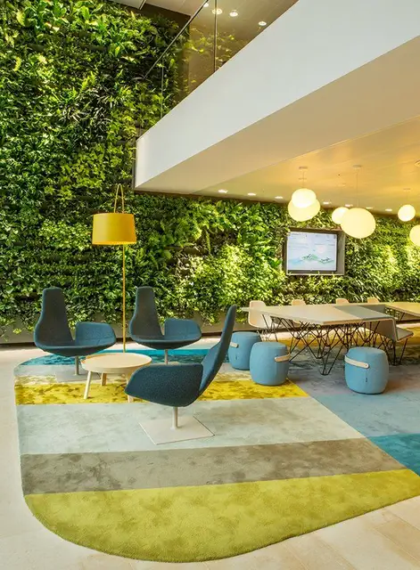 Офис Nuon от HEYLIGERS Design+Projects С современным вертикальным садом