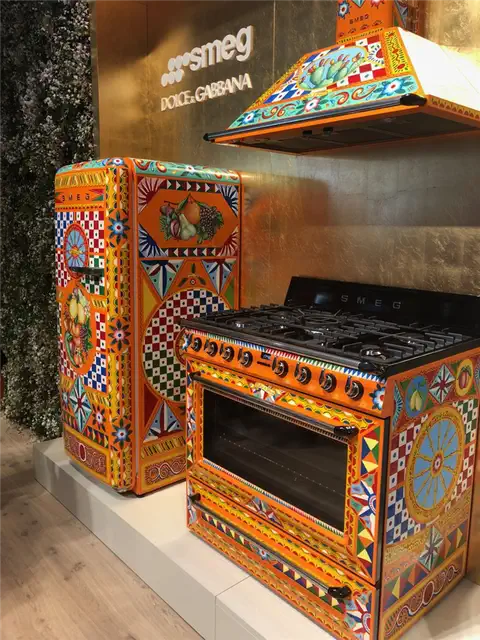 Оранжевый холодильник и вытяжка от Smeg и Dolce Gabbana