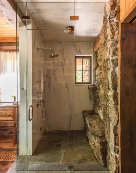 Мрамор и камни для душевой кабины Rustic Mountain Residence Bathroom Peter Zimmerman Architects