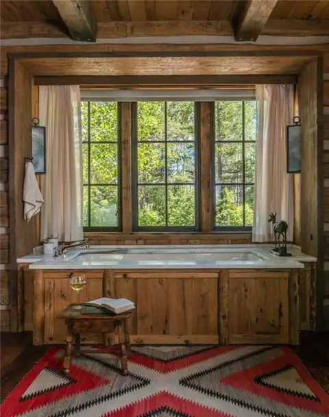 Деревянная ванна - Rustic Mountain Residence Bathroom Peter Zimmerman Architects