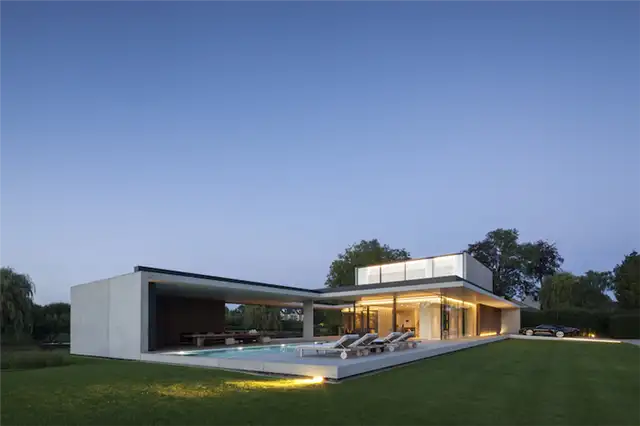 Бассейн и сад VDB Residence