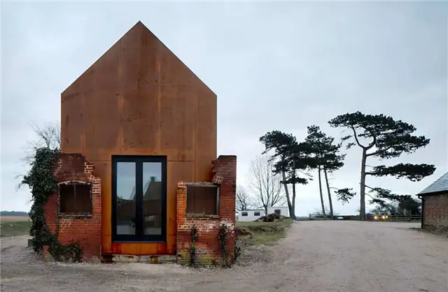 Ветхое здание из кортена в студии Dovecote
