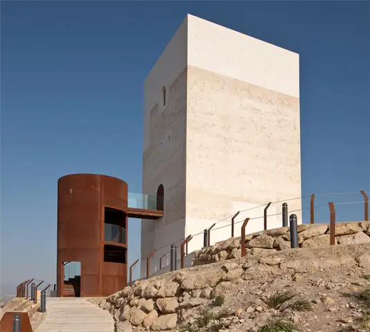 Расширение башни Corten Castillo Miras
