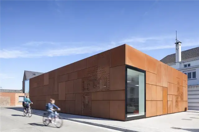 Городская библиотека Брюгге с фасадом из кортена по проекту Studio Farris Architects