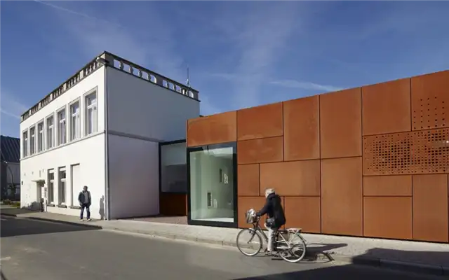 Городская библиотека Брюгге с фасадом из кортена по проекту Studio Farris Architects