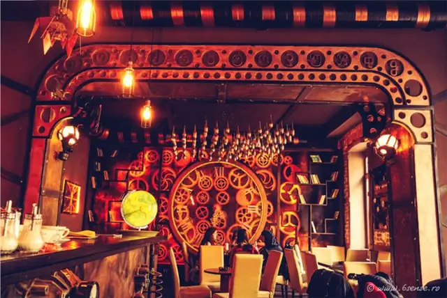 Часы Enigma Cafe and Bar с задней стороны