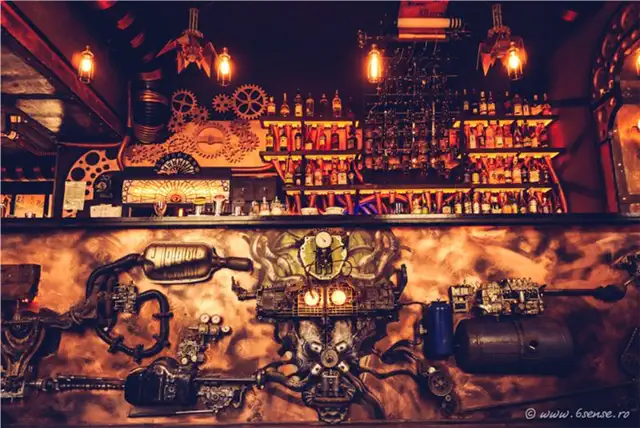 Настенные скульптуры Enigma Cafe and Bar