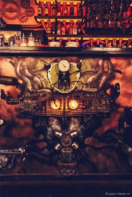 Замысловатые детали настенного декора Enigma Cafe and Bar