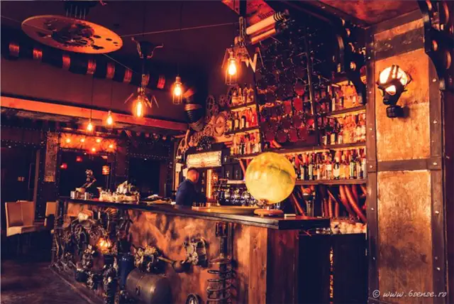 Детали стимпанка в баре Enigma Cafe and Bar