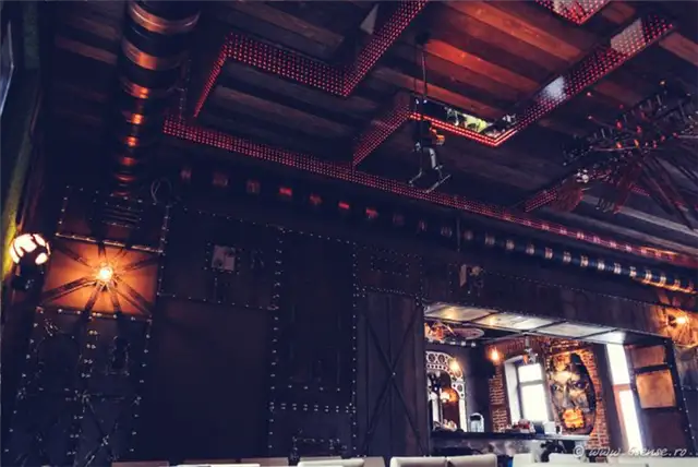 Потолочный лабиринт Enigma Cafe and Bar