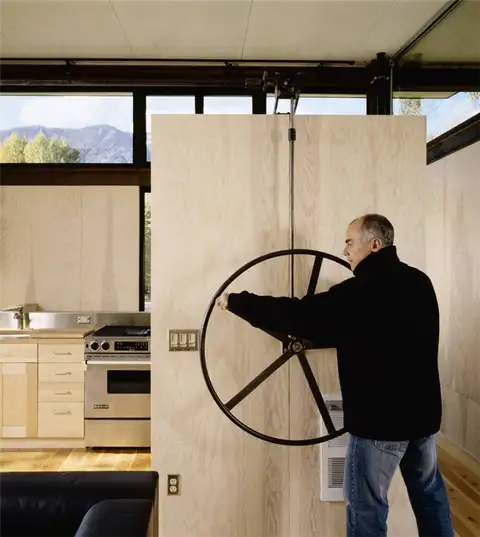 Delta-Shelter-hand-wheel
