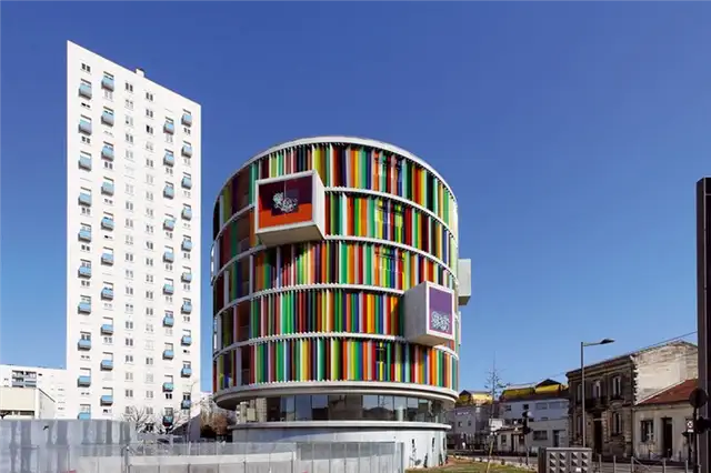 Красочное здание Arc en Ciel по проекту Barnard Buhler Architects