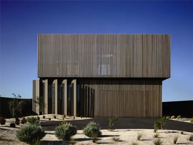 Дом Torquay House от Wolveridge Architects с динамичным фасадом