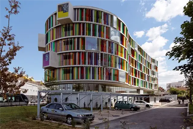 Здание Arc en Ciel по проекту Barnard Buhler Architects