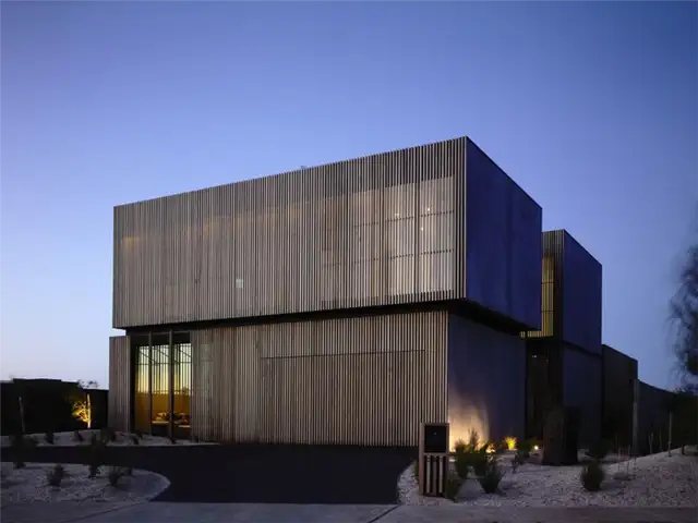 Дом Torquay House от Wolveridge Architects с динамичным фасадом