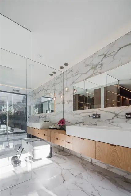 Дом Fraiao в Португалии от Trama Arquitetos - главная мраморная ванная комната