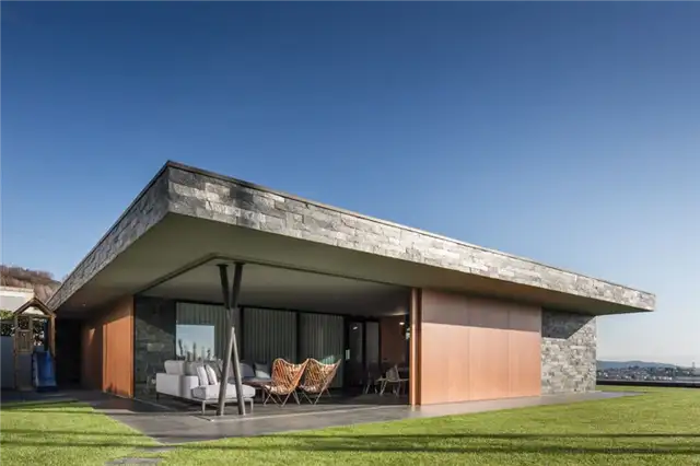 Дом Fraiao в Португалии от Trama Arquitetos - крытая беседка