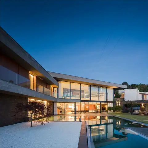 Дом Fraiao в Португалии от Trama Arquitetos - большие стеклянные стены