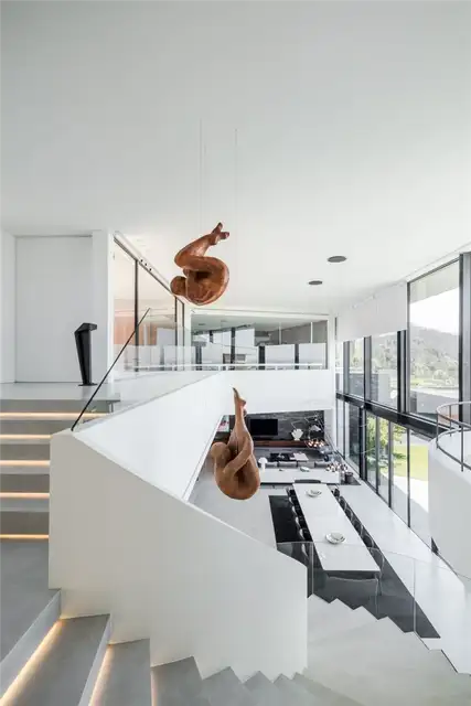 Дом Fraiao в Португалии от Trama Arquitetos - впечатляющие подвесные скульптуры