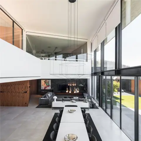 Дом Fraiao в Португалии от Trama Arquitetos - гостиная с высоким потолком