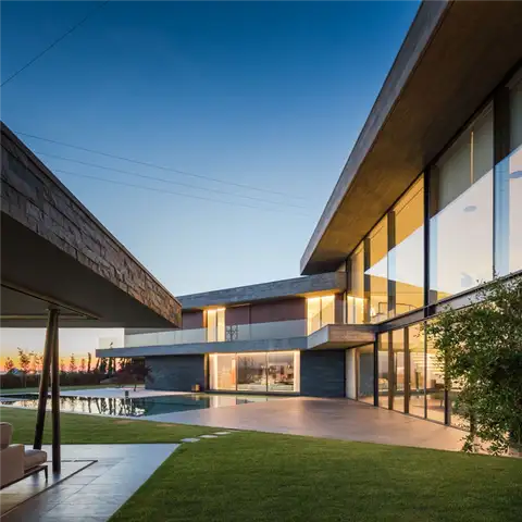 Дом Fraiao в Португалии от Trama Arquitetos - задний двор с травяным газоном