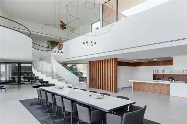 Дом Fraiao в Португалии от Trama Arquitetos - большая кухня открытого пространства