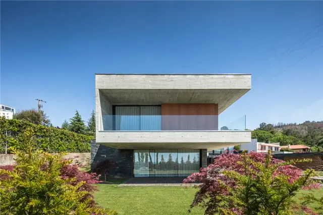 Дом Fraiao в Португалии от Trama Arquitetos - пышная растительность