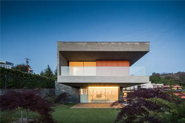 Дом Fraiao в Португалии от Trama Arquitetos - стеклянная балюстрада для балкона