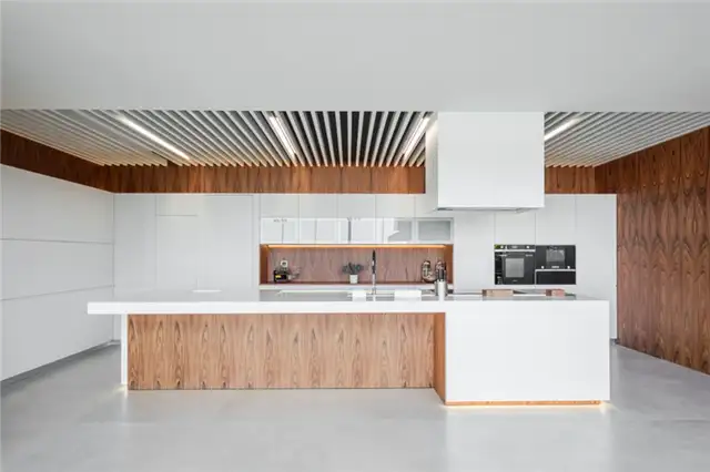 Дом Fraiao в Португалии от Trama Arquitetos - кухня с белыми акцентами