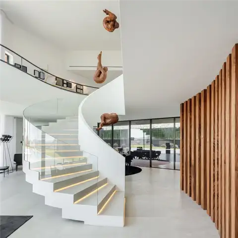 Дом Fraiao в Португалии от Trama Arquitetos - Скульптурные подвесные человечки