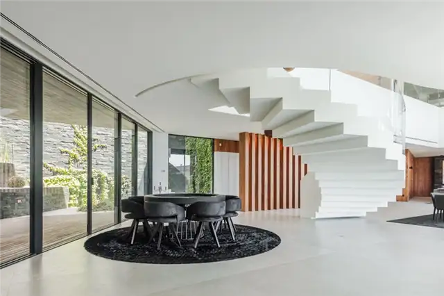 Дом Fraiao в Португалии от Trama Arquitetos - небольшая круглая зона отдыха