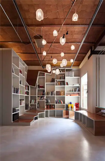 книжные полки и кресла в барселоне