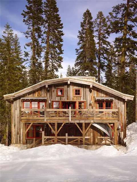 Ванная комната с деревенским дизайном в стиле Ski barn by Kelly and Abramson Architecture