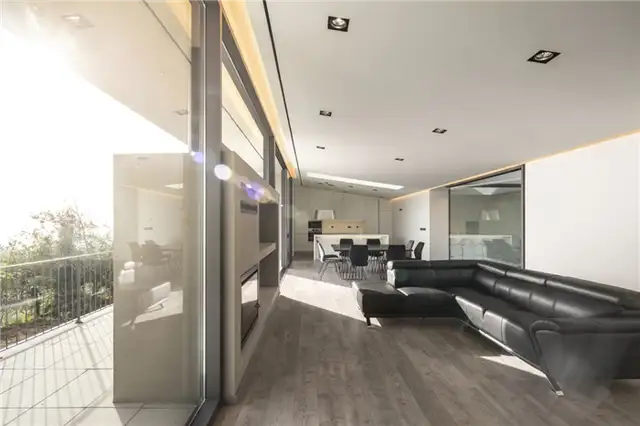 Gr house by Paulo Martins ArqandDesign - гостиная зона с черным кожаным диваном
