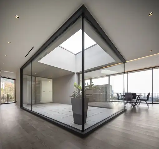 Стеклянный внутренний двор дома Gr house от Paulo Martins ArqandDesign