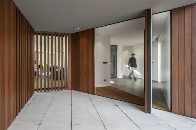 Gr house by Paulo Martins ArqandDesign - большая поворотная дверь