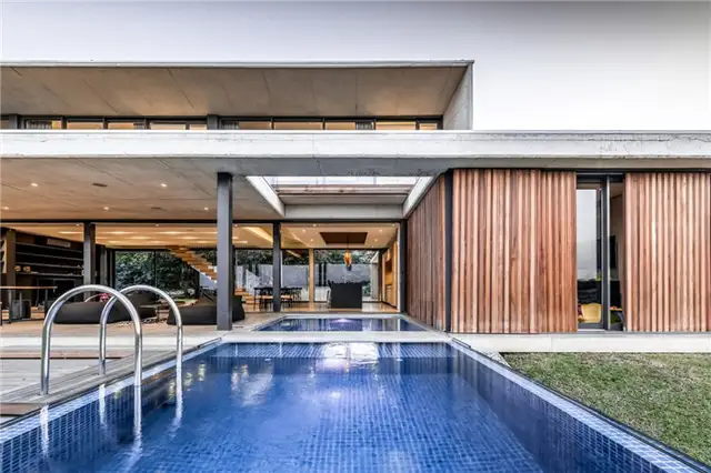 Южноафриканский дом от Bloc Architects - крытый открытый бассейн