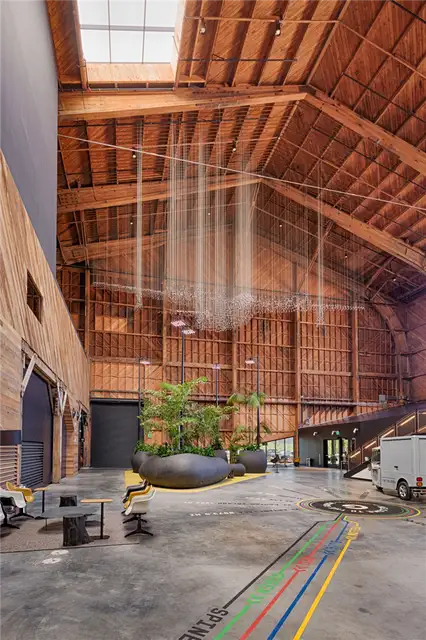 Новый офис Google в Лос-Анджелесе от ZGF architects в Калифорнии - подвесные светильники