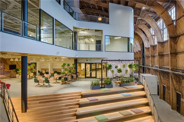 Новый офис Google в Лос-Анджелесе от ZGF architects в Калифорнии - лестница с сидениями