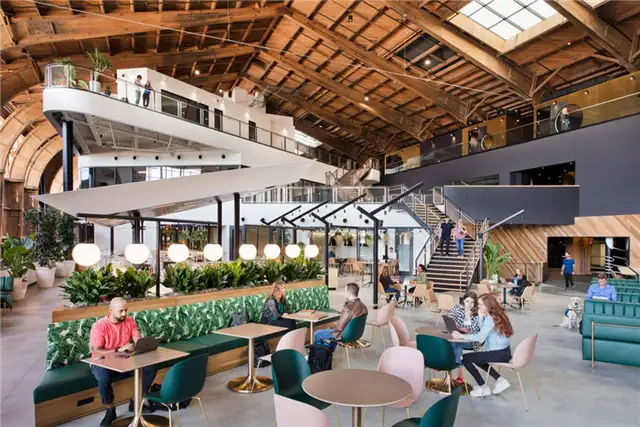 Новый офис Google в Лос-Анджелесе от ZGF architects в Калифорнии - бистро и рабочий лаунж