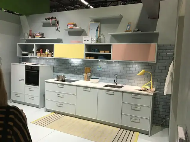 Дизайн одностенной кухни с плиткой метро для задней стенки