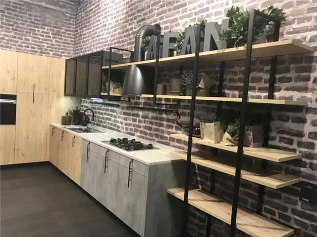 Индустриальный дизайн кухни с кирпичной кладкой на стене и открытыми полками