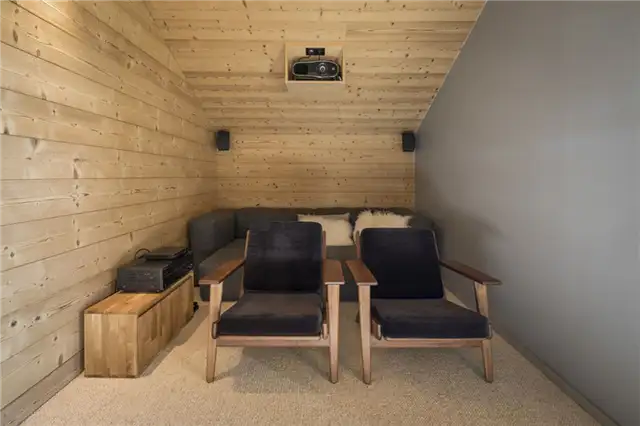 Небольшая медиа-комната Mountain Cabin by Studio Razavi architecture