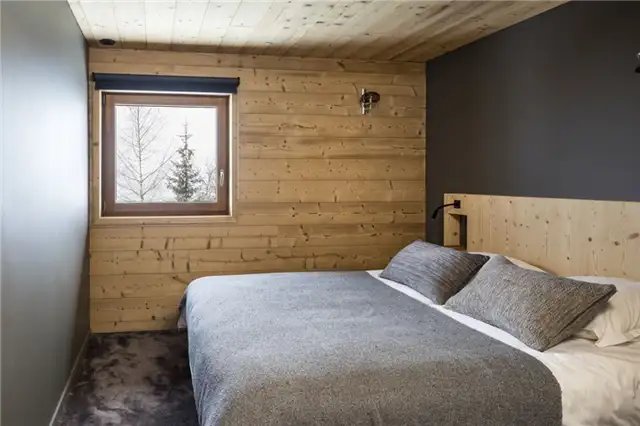 Деревянные акценты в спальне - Mountain Cabin by Studio Razavi architecture