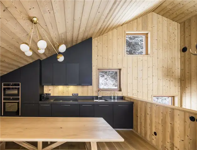 Черные кухонные шкафы - Mountain Cabin by Studio Razavi architecture