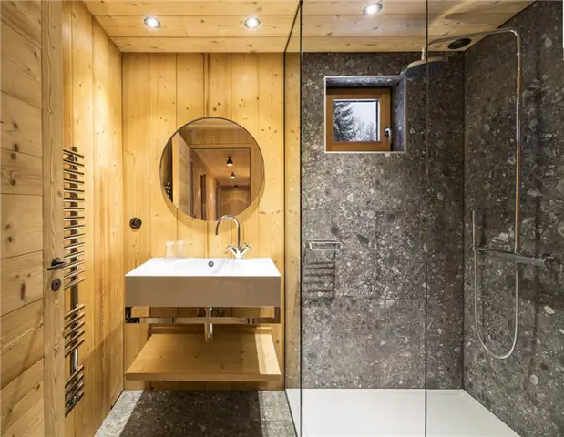 Небольшая ванная комната с душевой кабиной - Mountain Cabin by Studio Razavi architecture