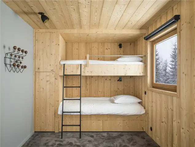 Двухъярусные кровати Mountain Cabin by Studio Razavi architecture