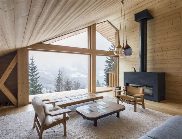 Небольшая гостиная в горном домике от Studio Razavi architecture
