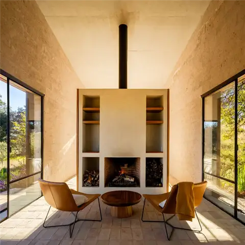 Мексиканская хижина PPAA Pérez Palacios Arquitectos Asociados - уютные кресла у камина
